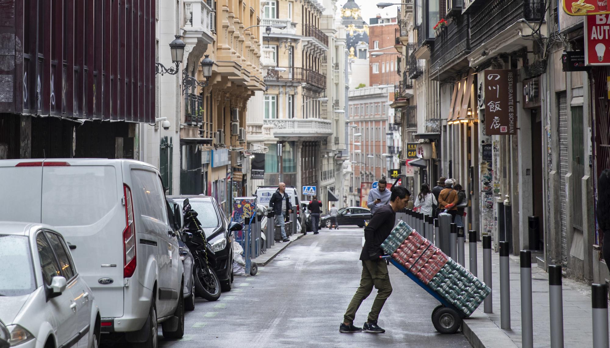 Mozo carga trabajador